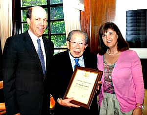 Ambassador John Roos, U.S. ambassador to Japan, recognizes Dr. Hinohara's contributions to U.S.-Japan friendship.