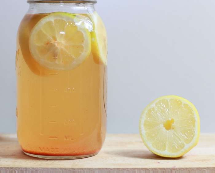The citric acid in lemon juice can be used to help reduce the severity of acne scars over time.