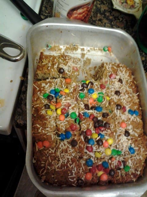 Last time I made this banana bread, I used mini M&M's and coconut for the topping—gave it a very crunchy and chocolaty taste!