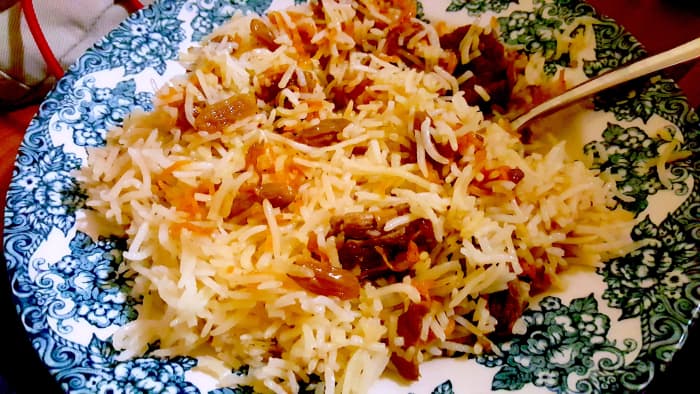 A serving of kabuli pulao made using this recipe.