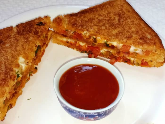 10-Minute Spicy Onion Tomato Sandwich Recipe - Delishably