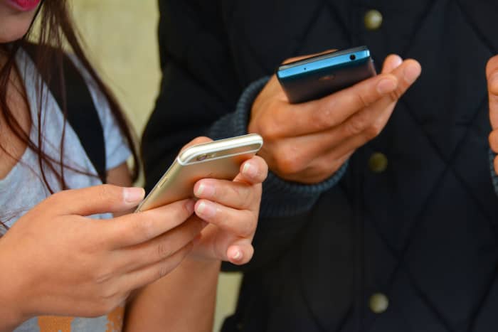 If you and your partner find yourself filling up your time together by playing with your own phones, it's time to put down the devices and reconnect.