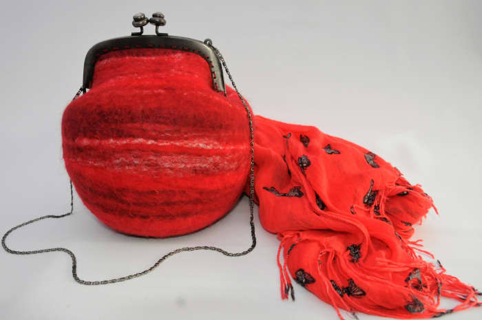 This wet-felted handbag and matching scarf were made using this method. The bag was made with the help of a ball.