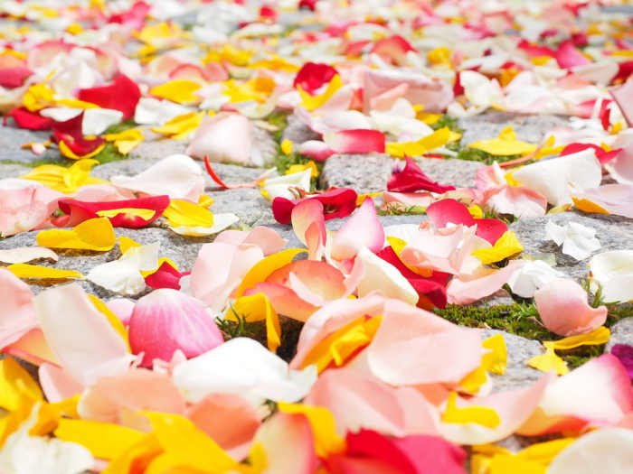 A banana and rosewater face pack provides intensive moisturisation to the skin and is excellent for preventing fine lines and wrinkles.