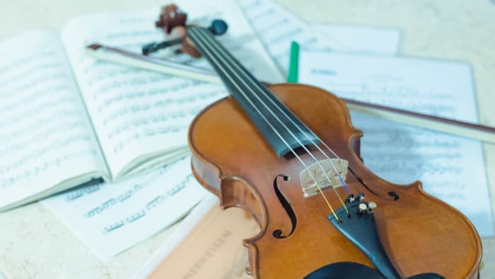 Playing famous concertos from the Romantic era is a common dream of aspiring violinists. However, without proper intermediate-level training and repertoire, reaching this goal may remain a dream and not a reality.