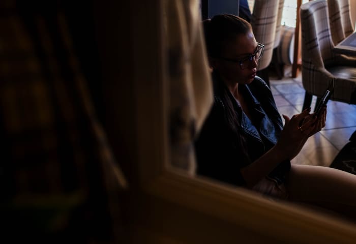 During our weekly live sessions, I can spend 30 minutes to a whole hour talking to my therapist through chat, a video call or a good ol' fashioned phone call.