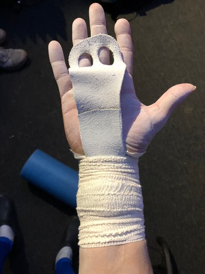 Soft yet sturdy, these pads protect the hands from callouses and skin damage when gripping the trapeze bar.