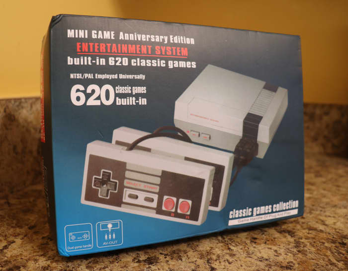The Nintendo Classic only has 30 built-in games, not 620. (Box design and number of games may vary on bootlegged consoles.)