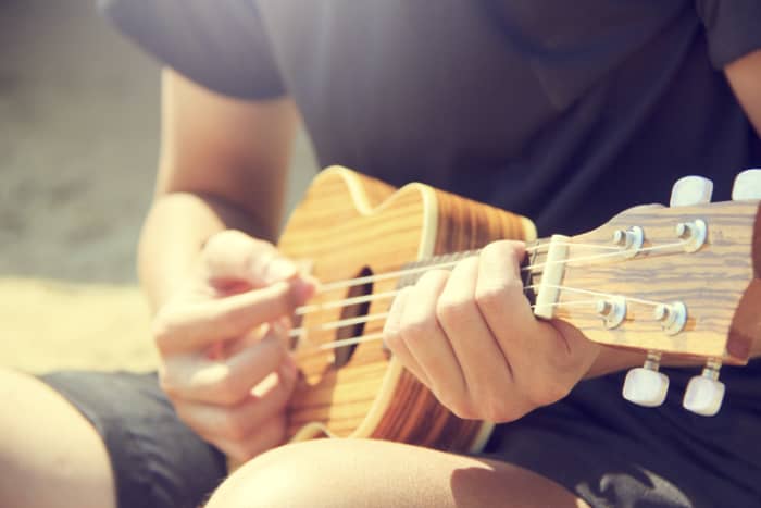 Learning to strum the ukulele can seem intimidating, but if you follow these simple steps it can set you well on your way to playing with ease.