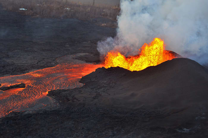Lava fountains at fissure No.8 on June 5, 2018. (Photo courtesy of USGS-HVO)