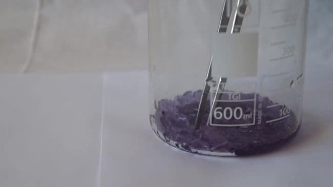 Take 100 grams of potassium aluminum sulfate and 12 grams of potassium chromium sulfate, and put them in a glass.