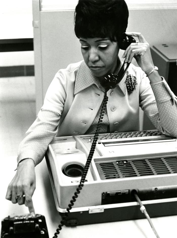 A researcher establishes a connection to a mainframe computer in 1986 to gain access to the National Library of Medicine’s online databases.