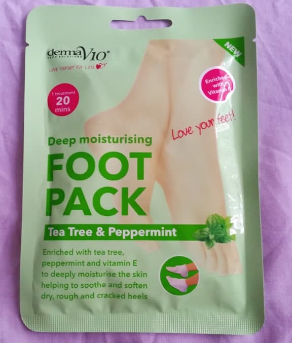 The outer packaging of the Derma V10 Tea Tree and Peppermint Deep Moisturising Foot Pack.