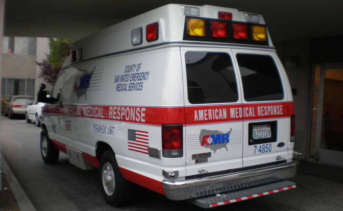 If someone you know is experiencing symptoms of alcohol poisoning, call an ambulance and keep them warm until the ambulance arrives.