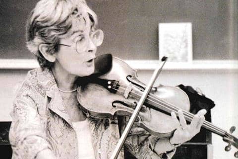 This article will offer an overview of renowned Hungarian violinist and pedagogue Kato Hava's book "The Twelve Lesson Course" in "A New Approach to Violin Playing."