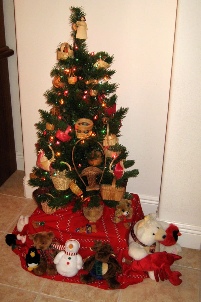 Christmas Tree Theme: Miniature Baskets - Holidappy