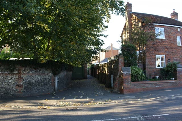 Portlands Alley Marlow We lived here through the alley at the top end. There was a pub directly to the right, but we were the next house, number 55 which is now a shop.