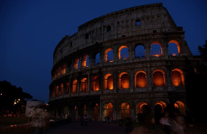 Photograph of the Roman Colosseum by Janericloebe courtesy of Wikimedia Commons; author released work to the public domain.