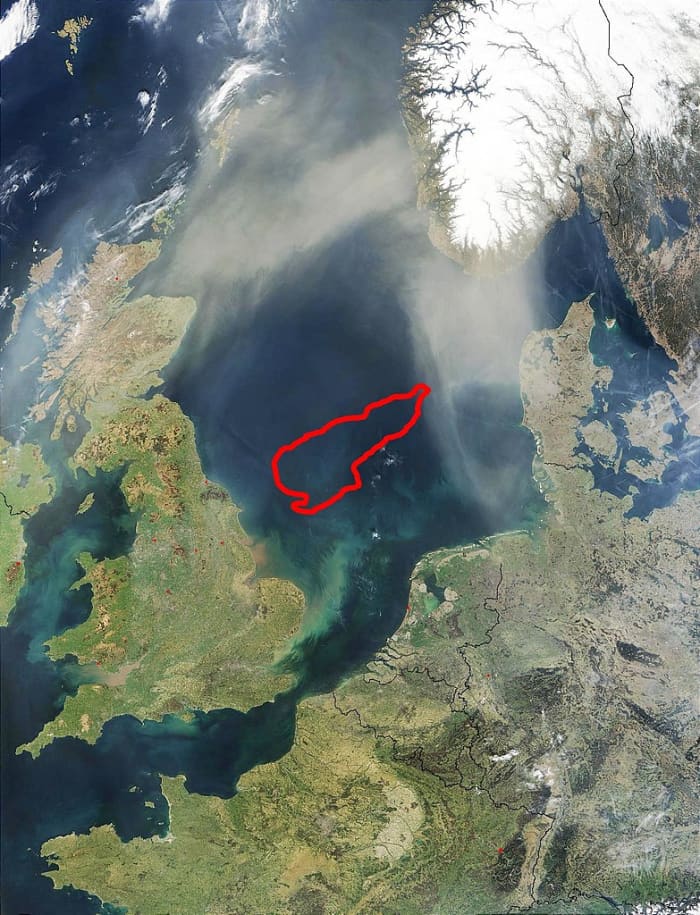 Dogger Bank (located underneath the red outline) exists today and was at one time surrounded by Doggerland.