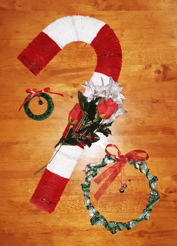 You can create a lovely candy cane wreath like this, and others, too, by following the DIY tutorials below!