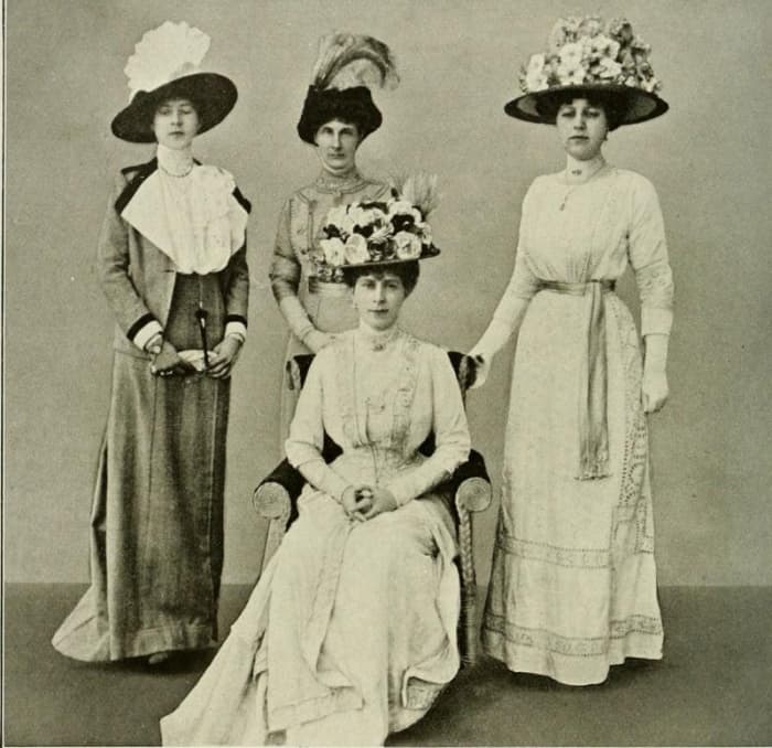 Big hats: Queen Mary and ladies 1911.