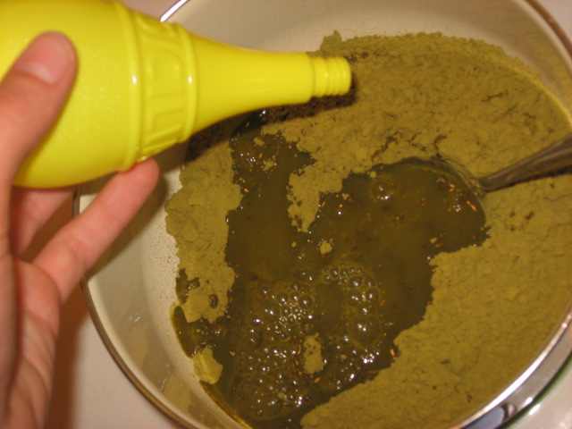Adding lemon juice to the henna
