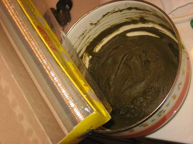 Cover the henna mixture with plastic wrap to let it sit for 12 hours