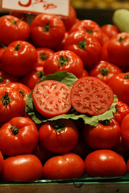 Tomatoes can help you fight blackheads.