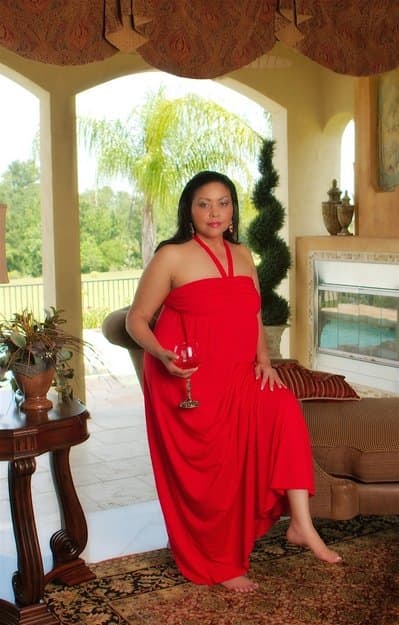 This is Liz, a beautiful plus size model who is around 5'2" and hence classed as 'plus size petite'. The one color dress makes her look taller, jersey fabric can be dressed up or down, takes up very little room and doesn't crease. Ideal!