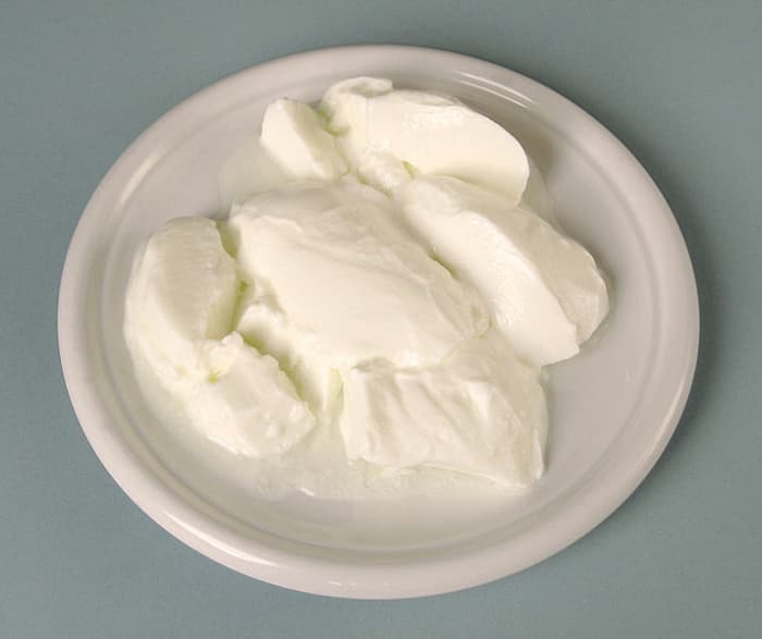 Plain yogurt contains important nutrients that are good for your skin, including lactic acid, zinc calcium and B-vitamins.