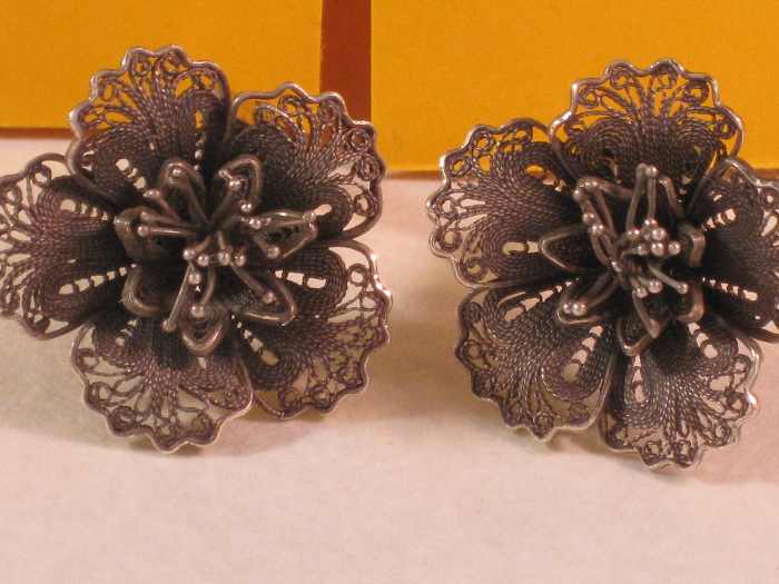 The earring on the left was in the bath for 10 minutes; the one on the right, for 20 minutes