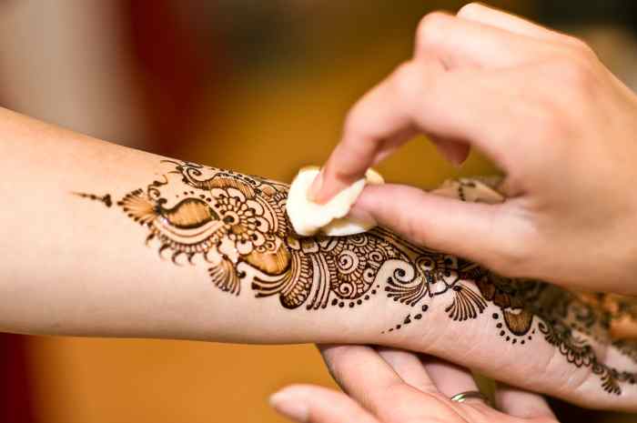 Apply lemon juice, olive oil, or sugar water to intensify the henna stain. 