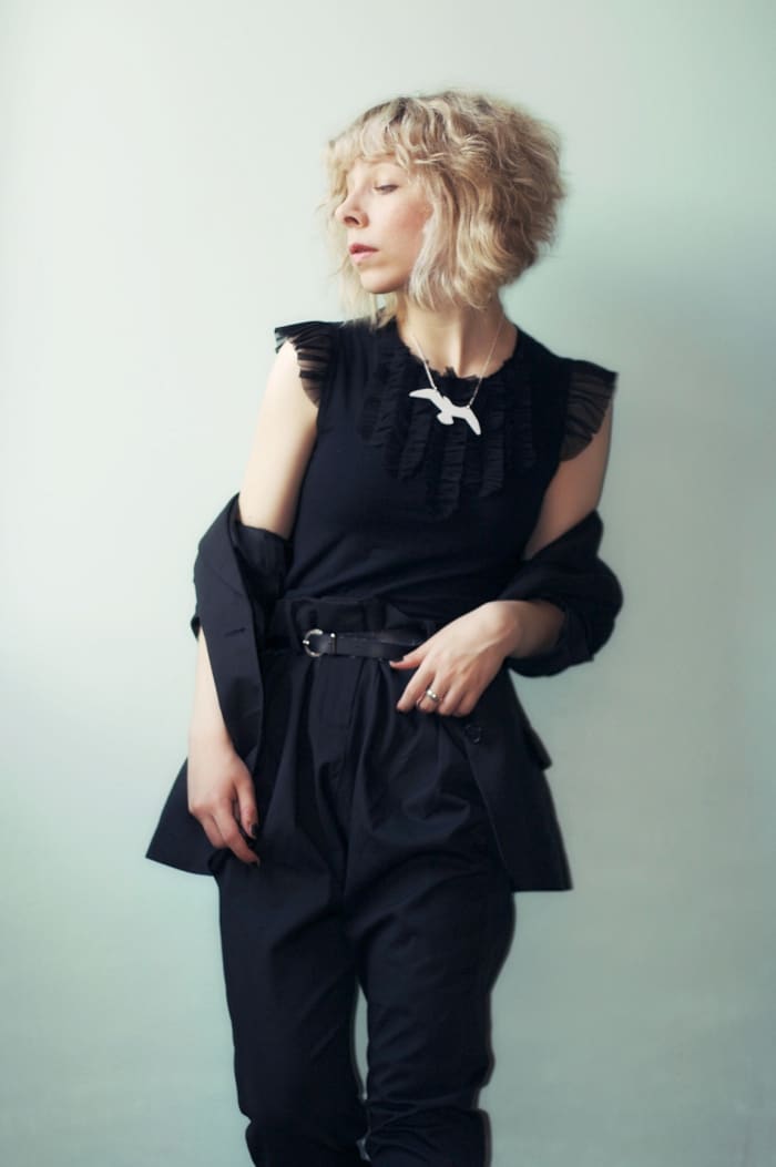 This outfit shows off the diamond shape's narrow shoulders, small bustline, broad hips, and larger thighs.