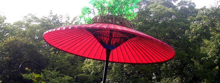 Perhaps Japan has been so up on UV parasol trends because they have such a rich history of parasols - the old wood and paper designs simple blended with Western cloth and metal designs!