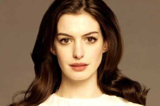 Anne Hathaway in Pale Pink Eyeshadow