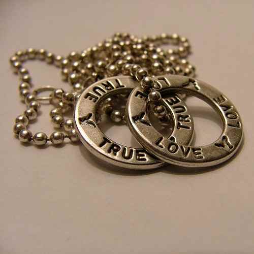 Simple and delicate bead chain necklace.