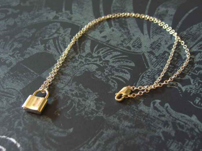 This small textured rolo necklace looks quite dainty compared to a standard cable chain. 