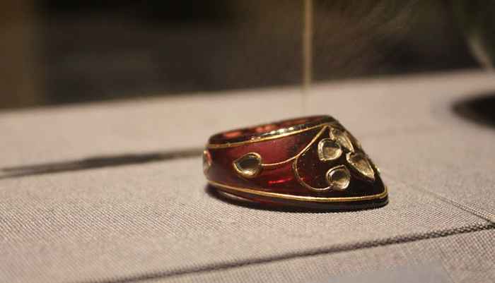 Mughal thumb-ring made of garnet studded with diamonds and gold filigree