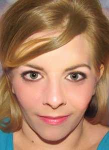 soft lines are created by minimum eyeliner and blending the product.