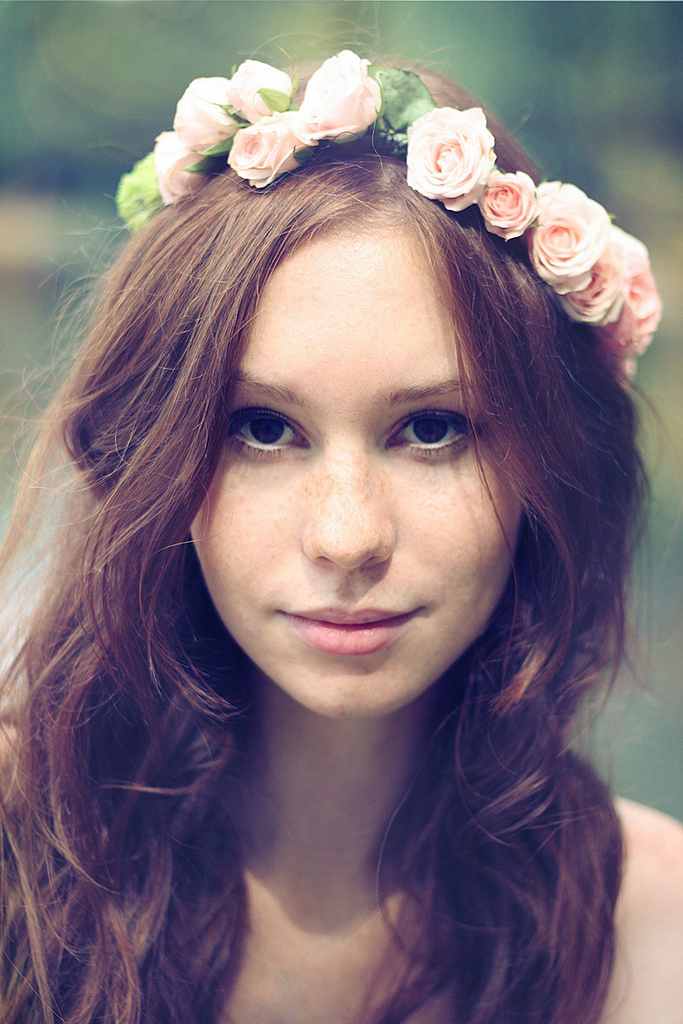 Find out why your hair gets frizzy so you can tame it and look beautiful. 