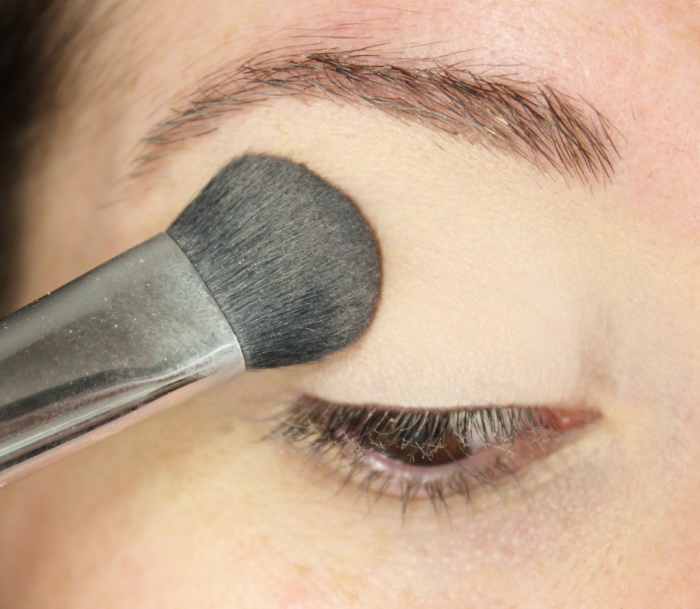 Apply eye shadow primer powder to your eyelid first.