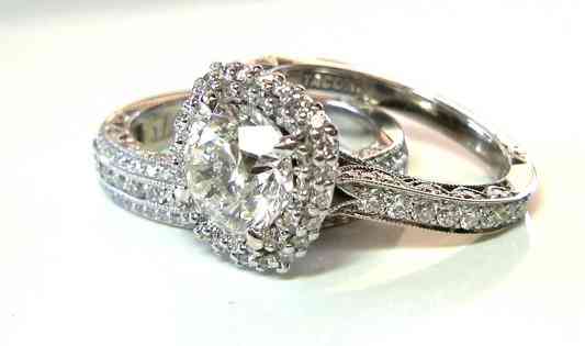 A well-made halo, albeit in 18 k white gold