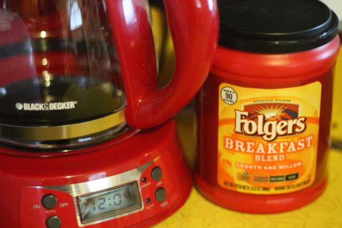 diy-beauty-get-rid-of-undereye-bagsdark-circles-with-coffee-grounds