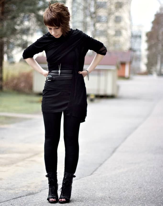 What to wear with black leggings.