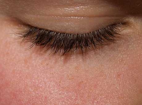 Castor oil can make your eyelashes look longer and thicker.