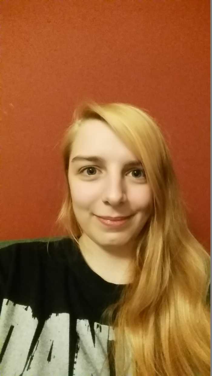 The colour of my hair after the first lightening session in artificial light.