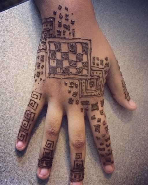 Quadrilateral design with checkerboard filling