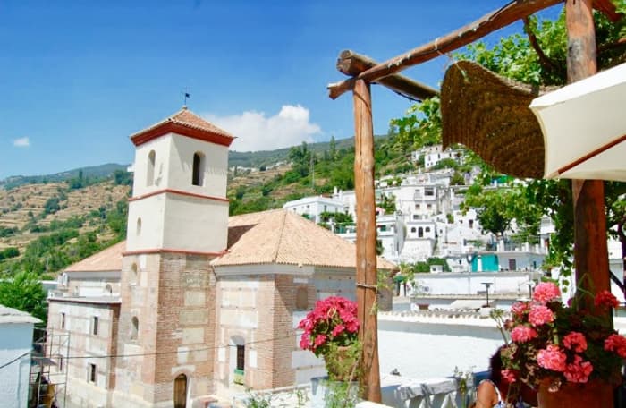 Pampaneira, one of the three small mountain villages in the area of the beautiful Barranco de Poquira, is located at about 1,060 meters above sea level.
