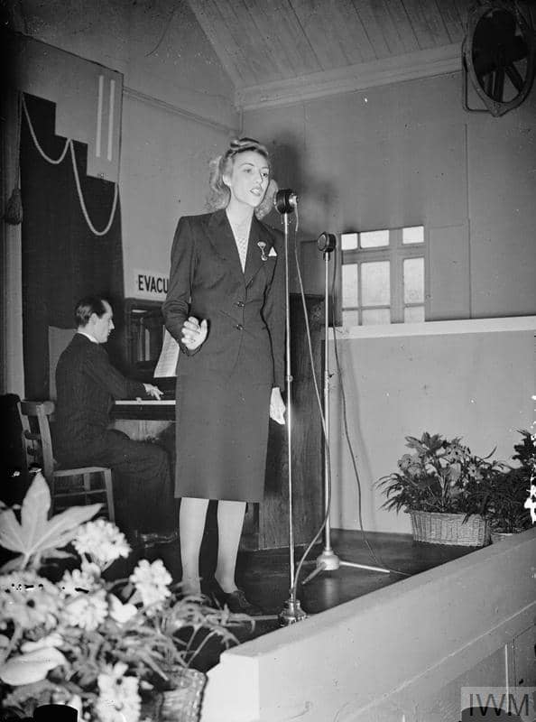 Vera Lyinn singing to workers at British munitions factory in 1941.
