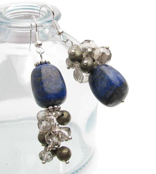 Learn how to make cluster earrings with these easy steps. Here are two variations of gemstone clusters.